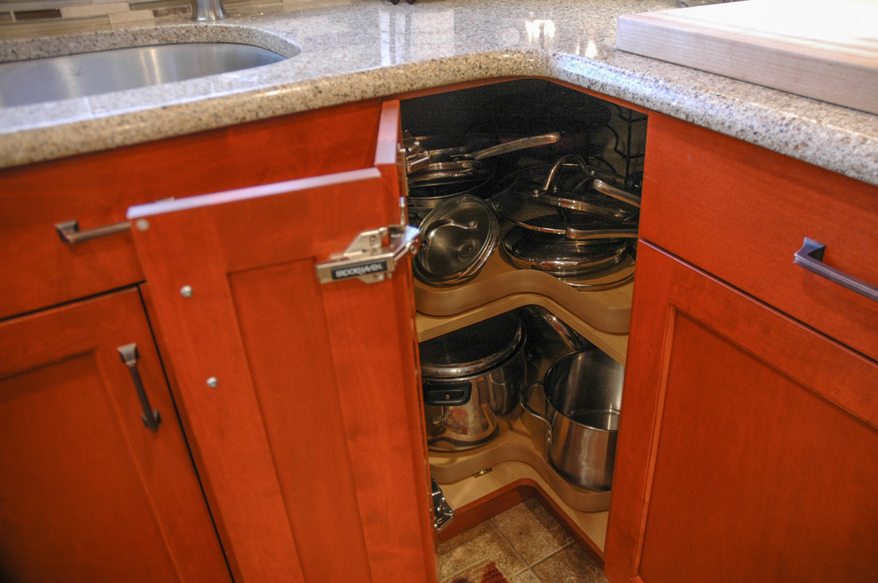Idéer för små vintage kök, med en undermonterad diskho, luckor med infälld panel, skåp i mellenmörkt trä, bänkskiva i kvarts, flerfärgad stänkskydd, stänkskydd i stickkakel, svarta vitvaror, linoleumgolv och en köksö
