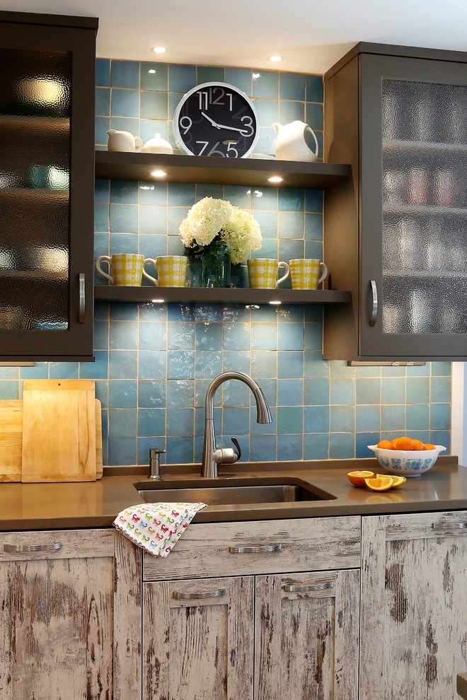 Foto di una cucina moderna di medie dimensioni con lavello sottopiano, ante in stile shaker, paraspruzzi blu e elettrodomestici in acciaio inossidabile