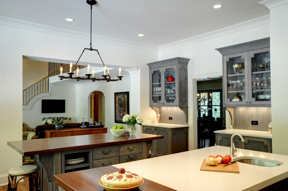 На фото: кухня в классическом стиле с стеклянными фасадами, серыми фасадами и деревянной столешницей