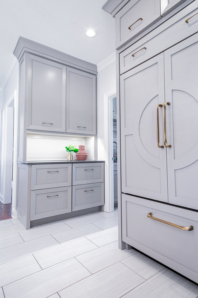 Foto på ett stort funkis flerfärgad u-kök, med en rustik diskho, grå skåp, marmorbänkskiva, grått stänkskydd, stänkskydd i marmor, rostfria vitvaror, klinkergolv i porslin, en köksö och grått golv