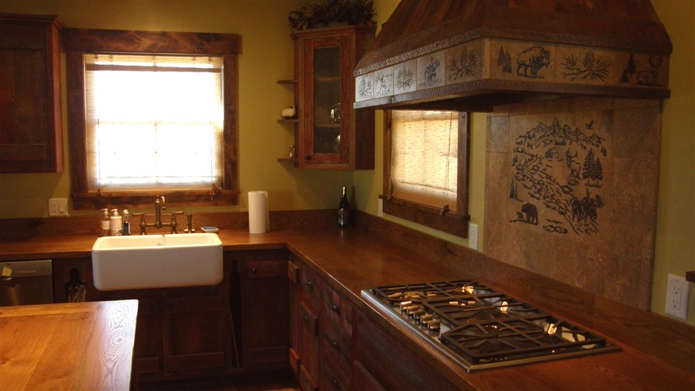 Idéer för att renovera ett mellanstort rustikt u-kök, med en rustik diskho, luckor med infälld panel, skåp i slitet trä, träbänkskiva, brunt stänkskydd, rostfria vitvaror, mellanmörkt trägolv och en köksö