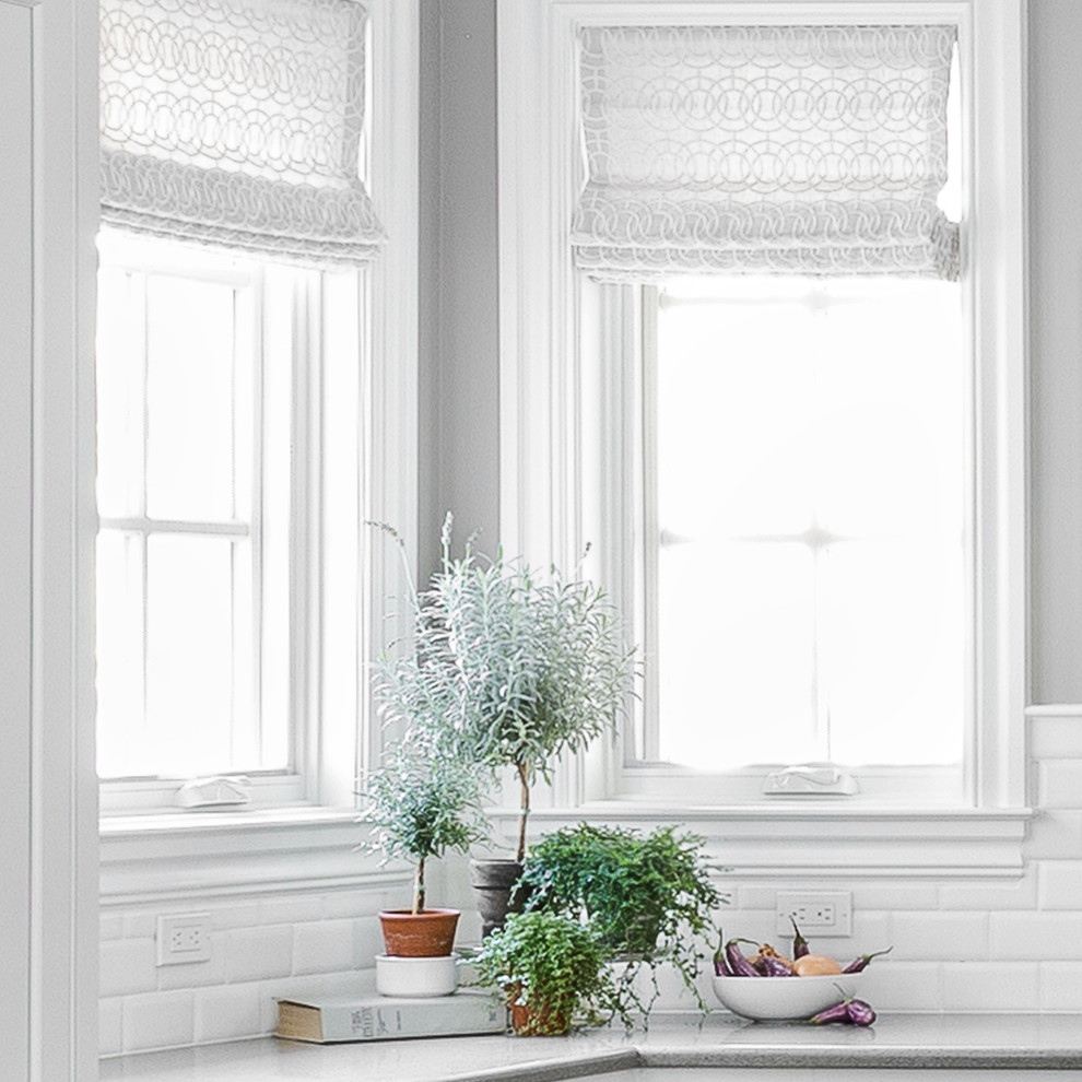Exempel på ett mellanstort klassiskt kök och matrum, med en rustik diskho, luckor med profilerade fronter, vita skåp, bänkskiva i kvartsit, vitt stänkskydd, stänkskydd i marmor, rostfria vitvaror, mellanmörkt trägolv, en köksö och brunt golv