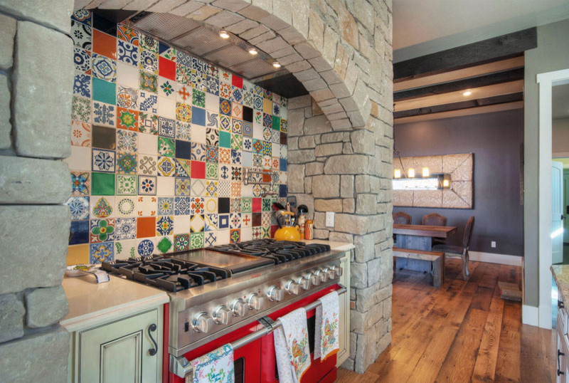Свежая идея для дизайна: кухня в стиле фьюжн с цветной техникой - отличное фото интерьера
