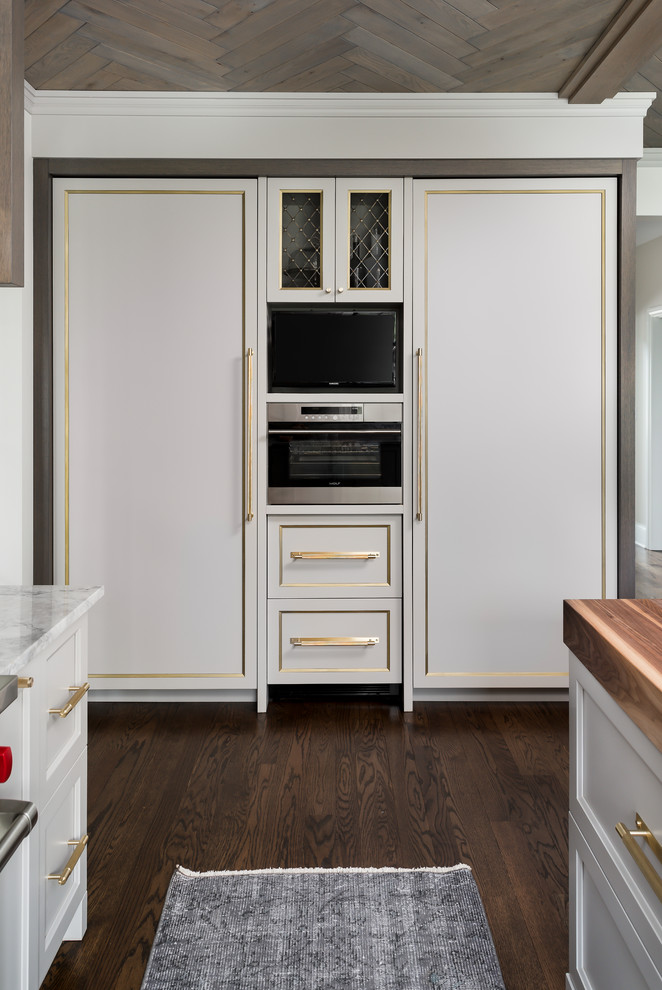 Exempel på ett avskilt, mellanstort klassiskt grå grått kök, med en rustik diskho, luckor med infälld panel, grå skåp, bänkskiva i kvartsit, grått stänkskydd, stänkskydd i sten, integrerade vitvaror, mellanmörkt trägolv, en köksö och brunt golv