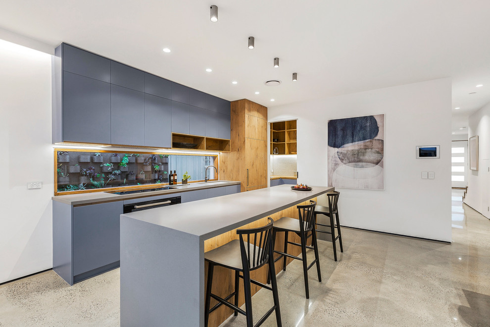Esempio di una cucina contemporanea di medie dimensioni con lavello sottopiano, ante in legno scuro, top in cemento, paraspruzzi a finestra, pavimento in cemento, pavimento grigio e top grigio
