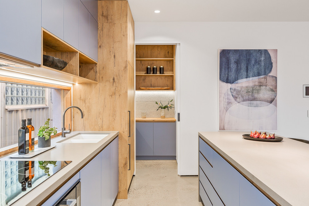 Exemple d'une cuisine ouverte tendance en bois brun de taille moyenne avec un évier encastré, un plan de travail en béton, fenêtre, sol en béton ciré, îlot, un sol gris et un plan de travail gris.