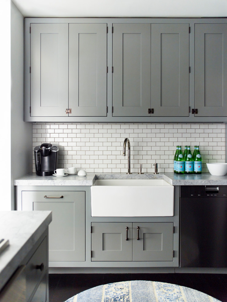 Aménagement d'une cuisine grise et blanche classique avec un évier de ferme, un placard à porte shaker, des portes de placard bleues et une crédence blanche.