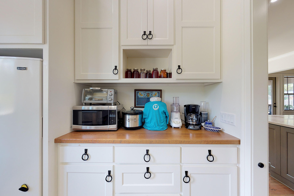 Foto de cocina de estilo de casa de campo con armarios con paneles empotrados, puertas de armario blancas, encimera de madera y encimeras marrones