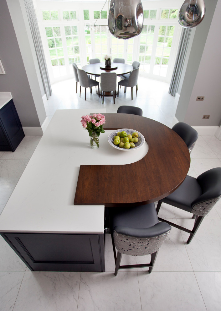 Foto di una grande sala da pranzo aperta verso la cucina chic con pavimento con piastrelle in ceramica e pavimento bianco