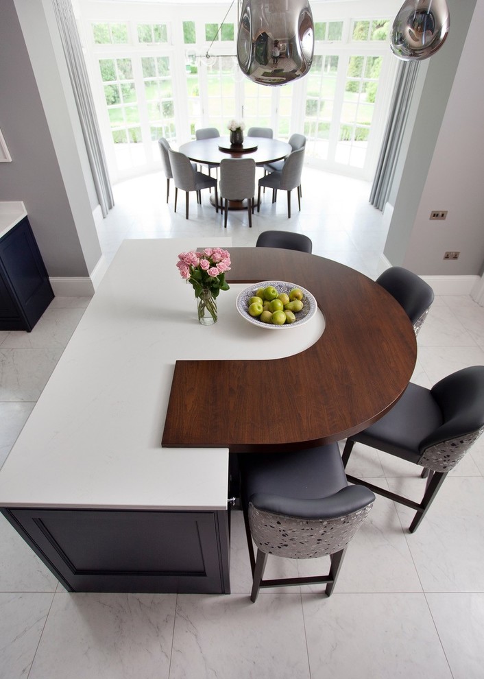 Свежая идея для дизайна: большая кухня-столовая в классическом стиле с полом из керамической плитки и синим полом - отличное фото интерьера