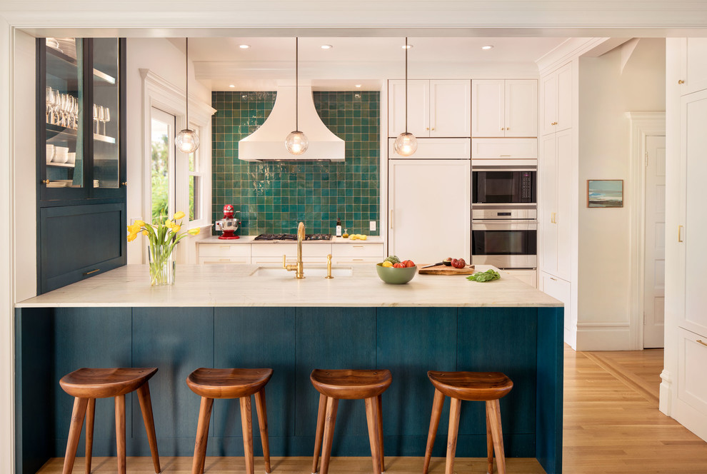 Zweizeilige Moderne Küche mit Unterbauwaschbecken, Schrankfronten im Shaker-Stil, weißen Schränken, Küchenrückwand in Blau, Elektrogeräten mit Frontblende, braunem Holzboden, braunem Boden und beiger Arbeitsplatte in San Francisco