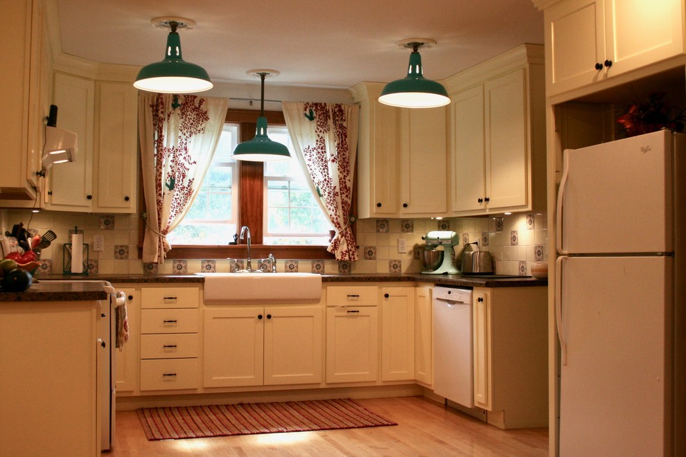 Exempel på ett mellanstort lantligt kök, med en rustik diskho, skåp i shakerstil, vita skåp, flerfärgad stänkskydd, stänkskydd i keramik, vita vitvaror, ljust trägolv och brunt golv