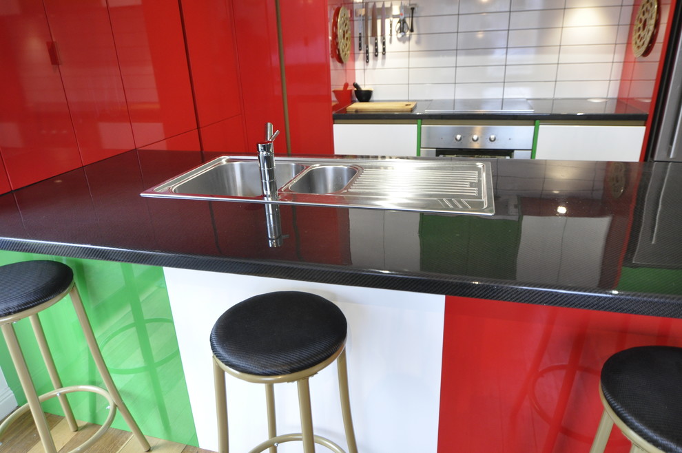 Esempio di una cucina minimalista con lavello a doppia vasca, ante rosse, paraspruzzi bianco, paraspruzzi con piastrelle diamantate, elettrodomestici in acciaio inossidabile e pavimento con piastrelle in ceramica