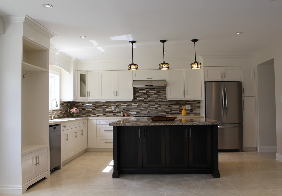 Exempel på ett mellanstort modernt kök, med skåp i shakerstil, en köksö, en undermonterad diskho, vita skåp, granitbänkskiva, flerfärgad stänkskydd, stänkskydd i stickkakel, rostfria vitvaror och klinkergolv i porslin
