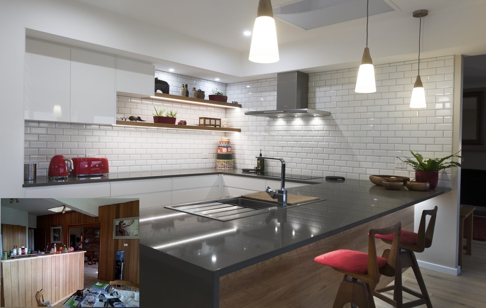 Esempio di una cucina design di medie dimensioni con top in quarzo composito, paraspruzzi bianco, paraspruzzi in gres porcellanato e elettrodomestici in acciaio inossidabile