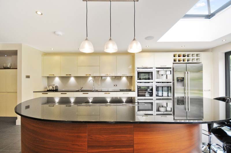 Foto di una grande cucina moderna con lavello a doppia vasca, ante grigie, top in legno, paraspruzzi marrone e elettrodomestici colorati