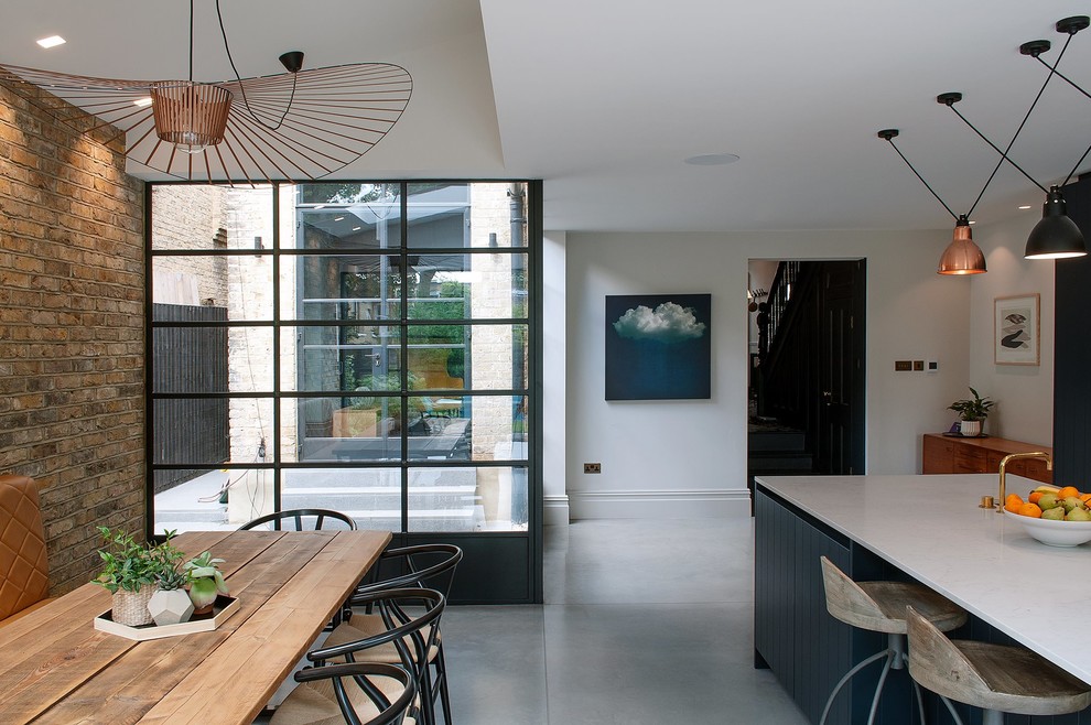 Mittelgroße Moderne Wohnküche mit Kassettenfronten, blauen Schränken und Kücheninsel in London