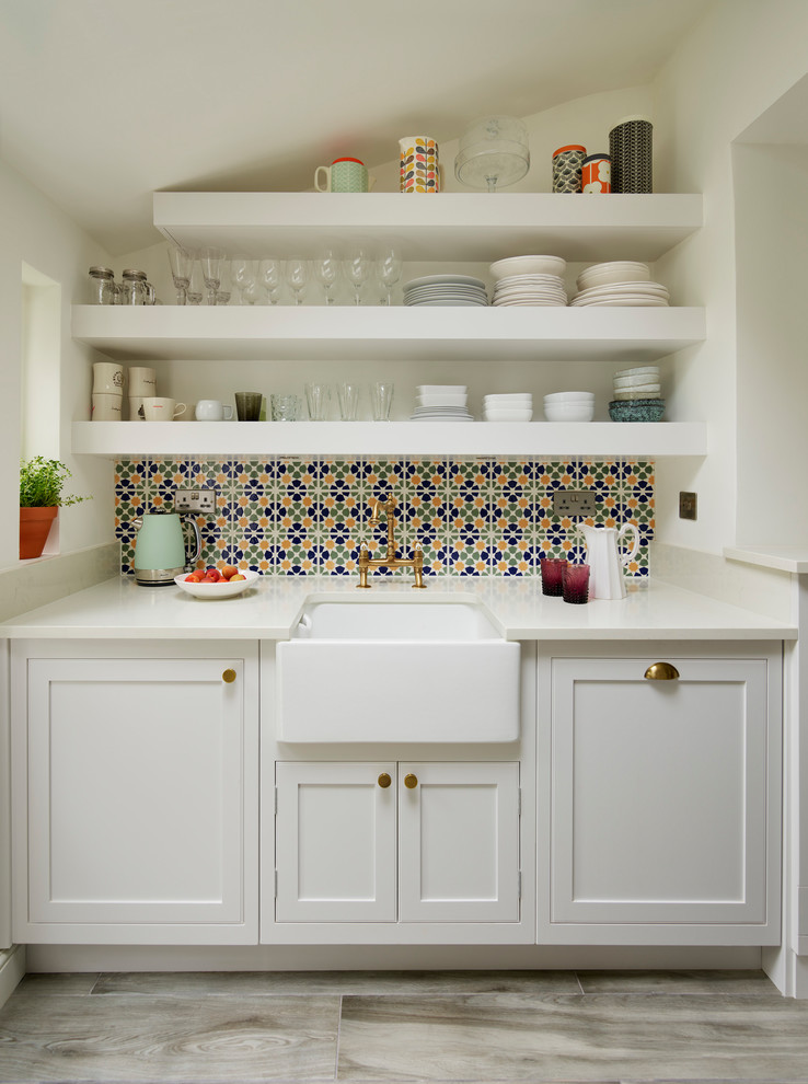 Foto de cocina tradicional renovada con fregadero sobremueble, armarios estilo shaker, puertas de armario blancas, salpicadero multicolor, encimeras blancas y suelo gris