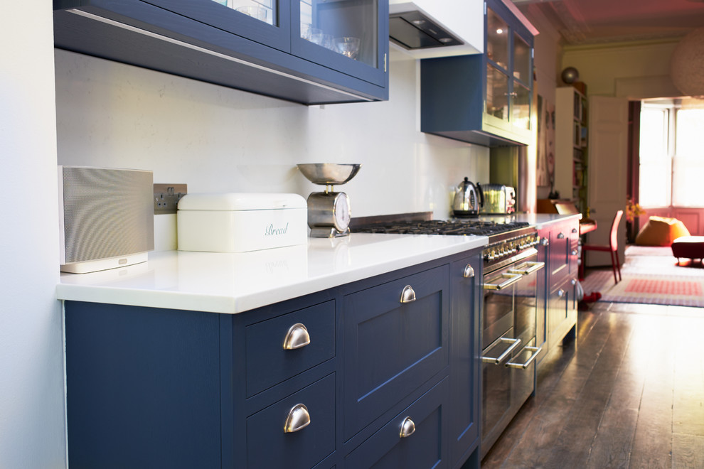 Esempio di una cucina eclettica di medie dimensioni con ante in stile shaker, ante blu, top in quarzite, paraspruzzi bianco, elettrodomestici in acciaio inossidabile, pavimento in legno massello medio e pavimento marrone