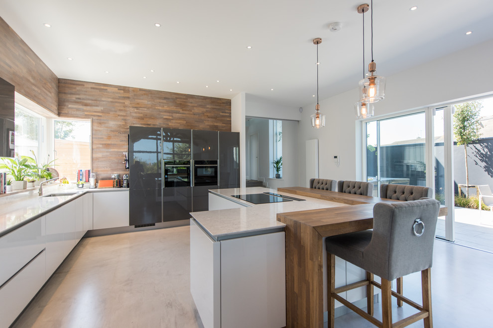 Стильный дизайн: кухня среднего размера в стиле кантри с бетонным полом и островом - последний тренд