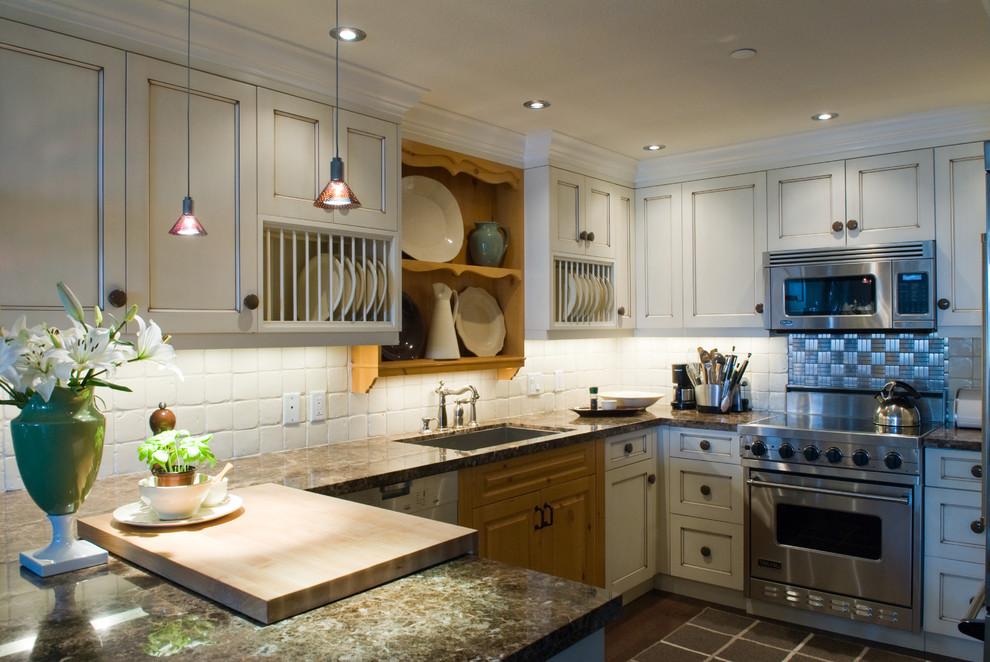 Inspiration för ett vintage kök, med en enkel diskho, luckor med infälld panel, vita skåp, marmorbänkskiva, vitt stänkskydd, stänkskydd i keramik och rostfria vitvaror
