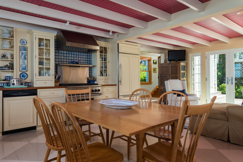 Immagine di una grande cucina abitabile costiera con lavello sottopiano, ante bianche, top in legno, paraspruzzi blu, paraspruzzi con piastrelle in ceramica, elettrodomestici in acciaio inossidabile e pavimento in legno verniciato