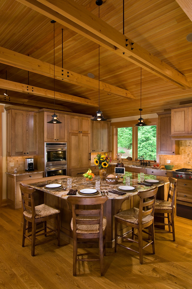 Exempel på ett rustikt kök med öppen planlösning, med en undermonterad diskho, skåp i shakerstil, skåp i mellenmörkt trä, granitbänkskiva, beige stänkskydd, rostfria vitvaror, mellanmörkt trägolv och en köksö