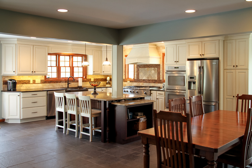 Idéer för att renovera ett stort vintage kök, med en rustik diskho, luckor med upphöjd panel, vita skåp, bänkskiva i kvartsit, brunt stänkskydd, stänkskydd i terrakottakakel, rostfria vitvaror, skiffergolv, en köksö och brunt golv