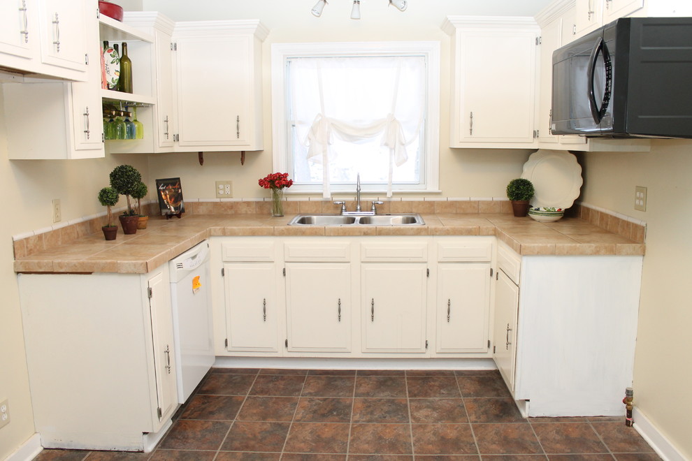 Geschlossene, Kleine Landhausstil Küche in U-Form mit Arbeitsplatte aus Fliesen und Terrakottaboden in Sonstige