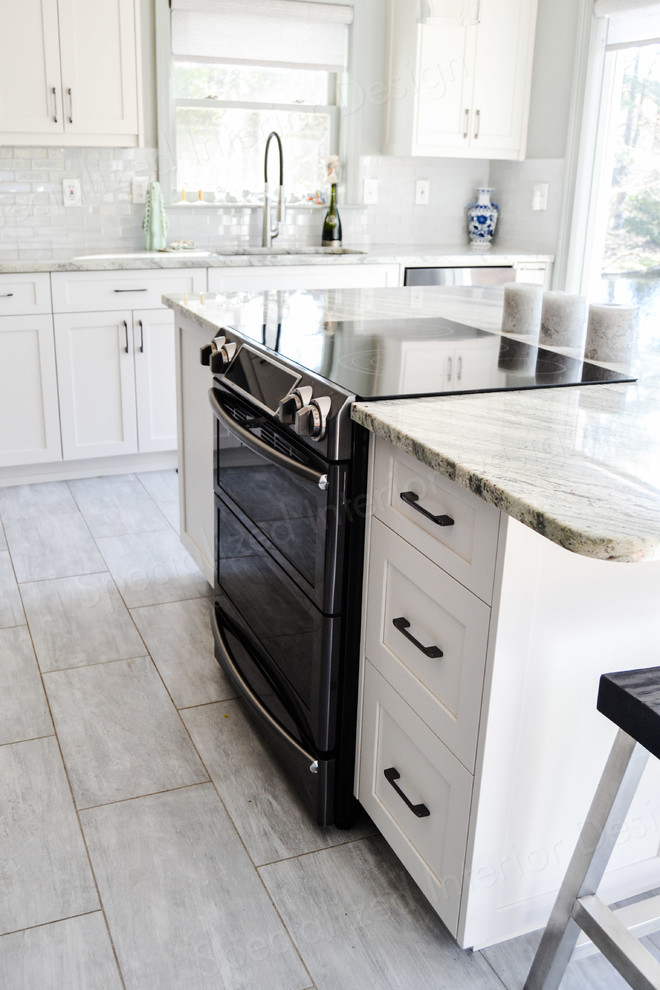Inredning av ett klassiskt mellanstort kök, med en undermonterad diskho, luckor med infälld panel, vita skåp, marmorbänkskiva, vitt stänkskydd, stänkskydd i glaskakel, rostfria vitvaror, klinkergolv i porslin, en köksö och grått golv