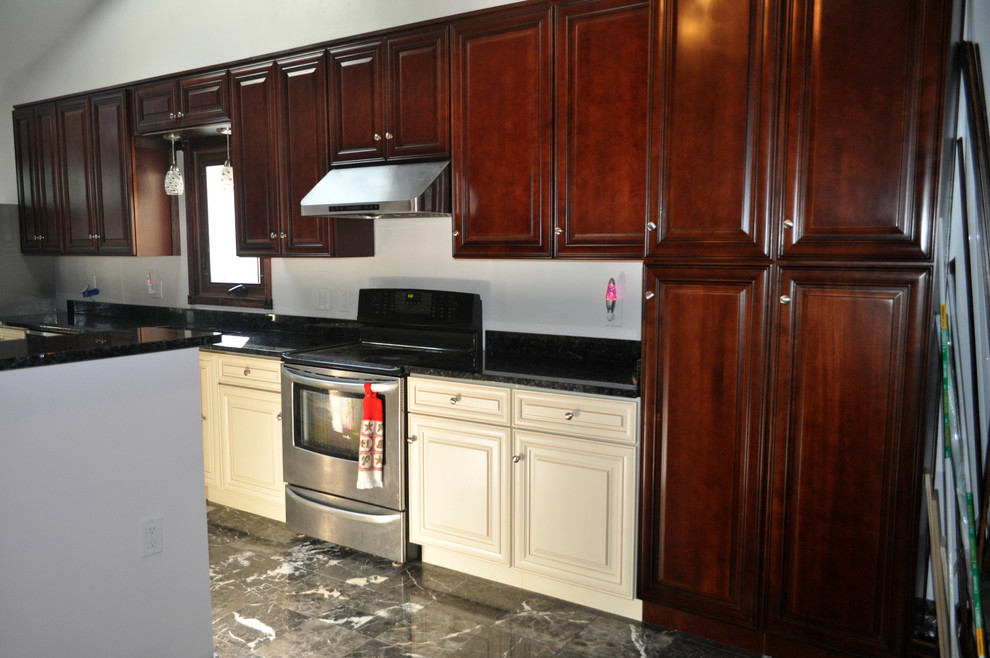 Idéer för att renovera ett mellanstort funkis kök, med en undermonterad diskho, luckor med upphöjd panel, granitbänkskiva, rostfria vitvaror, marmorgolv och en köksö