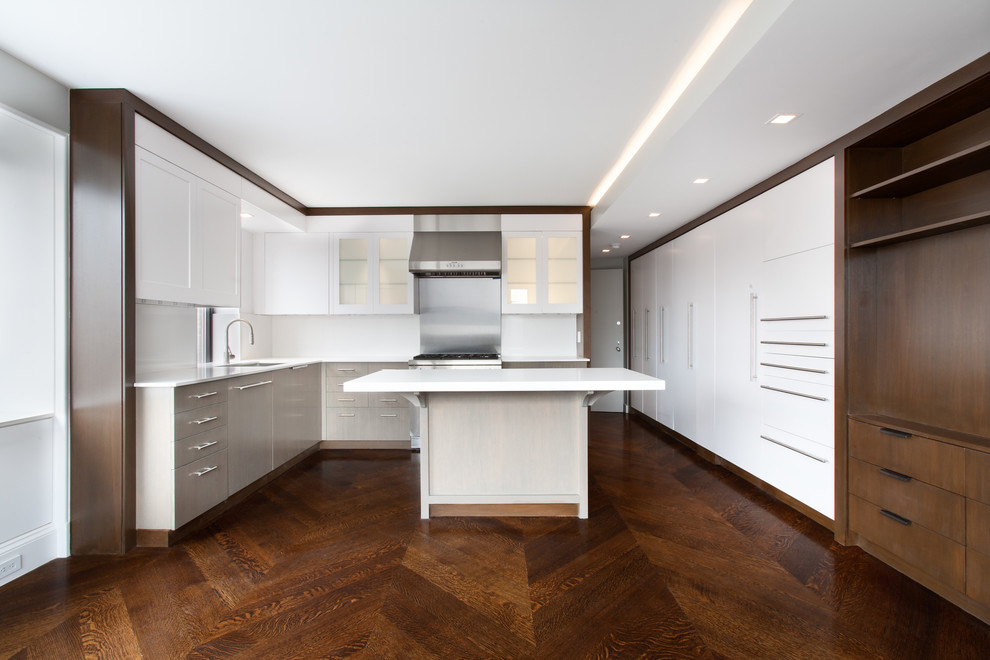 Idéer för ett stort modernt kök, med en undermonterad diskho, släta luckor, vita skåp, vitt stänkskydd, rostfria vitvaror, mellanmörkt trägolv, en köksö, bänkskiva i koppar, stänkskydd i metallkakel och brunt golv