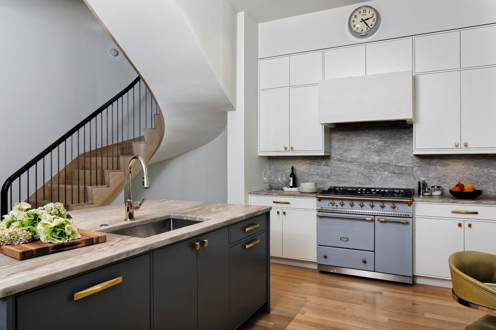 Exempel på ett klassiskt kök, med en undermonterad diskho, släta luckor, vita skåp, grått stänkskydd, stänkskydd i sten, färgglada vitvaror, ljust trägolv och en köksö
