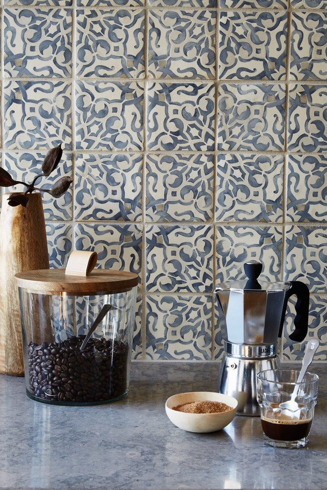 На фото: кухня в классическом стиле с синим фартуком и фартуком из керамической плитки