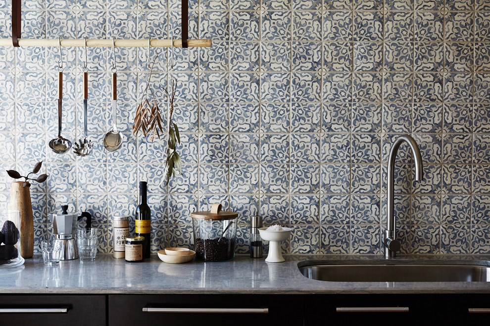 Стильный дизайн: кухня в классическом стиле с синим фартуком и фартуком из керамической плитки - последний тренд