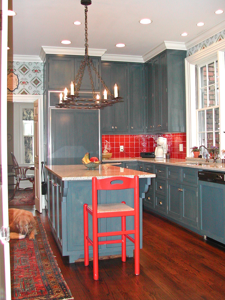 Exempel på ett avskilt, stort klassiskt u-kök, med en undermonterad diskho, skåp i shakerstil, blå skåp, bänkskiva i terrazo, rött stänkskydd, stänkskydd i keramik, färgglada vitvaror, laminatgolv, en köksö och brunt golv