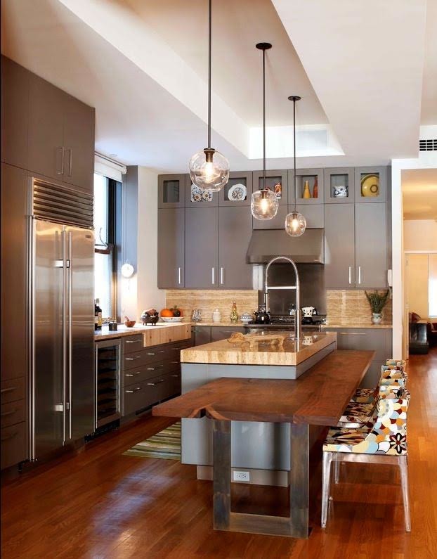 Exempel på ett mellanstort klassiskt kök, med en undermonterad diskho, släta luckor, grå skåp, rostfria vitvaror, mellanmörkt trägolv, en köksö och brunt golv