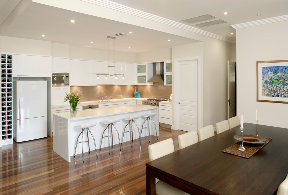 Zweizeilige, Mittelgroße Moderne Wohnküche mit Unterbauwaschbecken, flächenbündigen Schrankfronten, weißen Schränken, Quarzit-Arbeitsplatte, Küchenrückwand in Braun, Glasrückwand, Küchengeräten aus Edelstahl, braunem Holzboden und Kücheninsel in Sydney