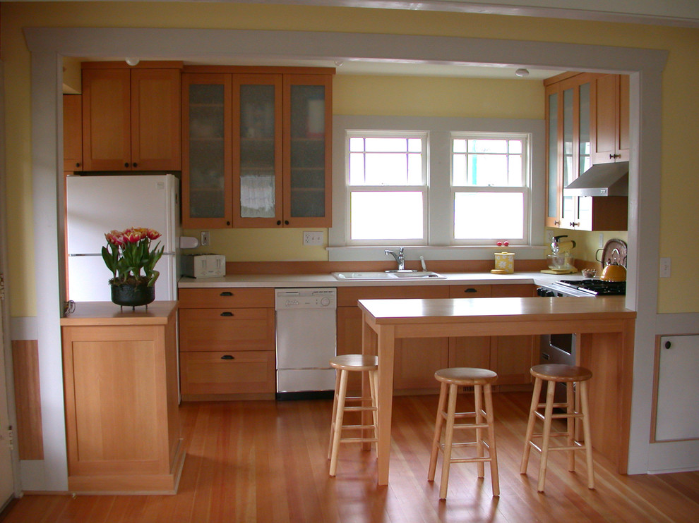 Idéer för att renovera ett mellanstort amerikanskt kök, med en dubbel diskho, skåp i shakerstil, skåp i ljust trä, bänkskiva i kvartsit, gult stänkskydd, vita vitvaror, ljust trägolv och en halv köksö