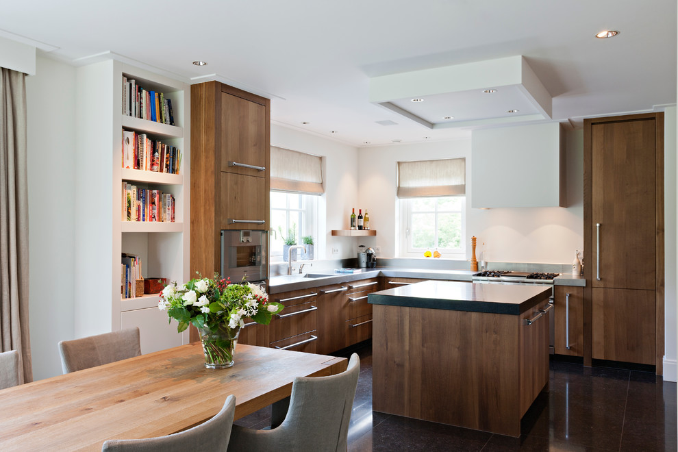 Стильный дизайн: угловая кухня в современном стиле с плоскими фасадами и обеденным столом - последний тренд
