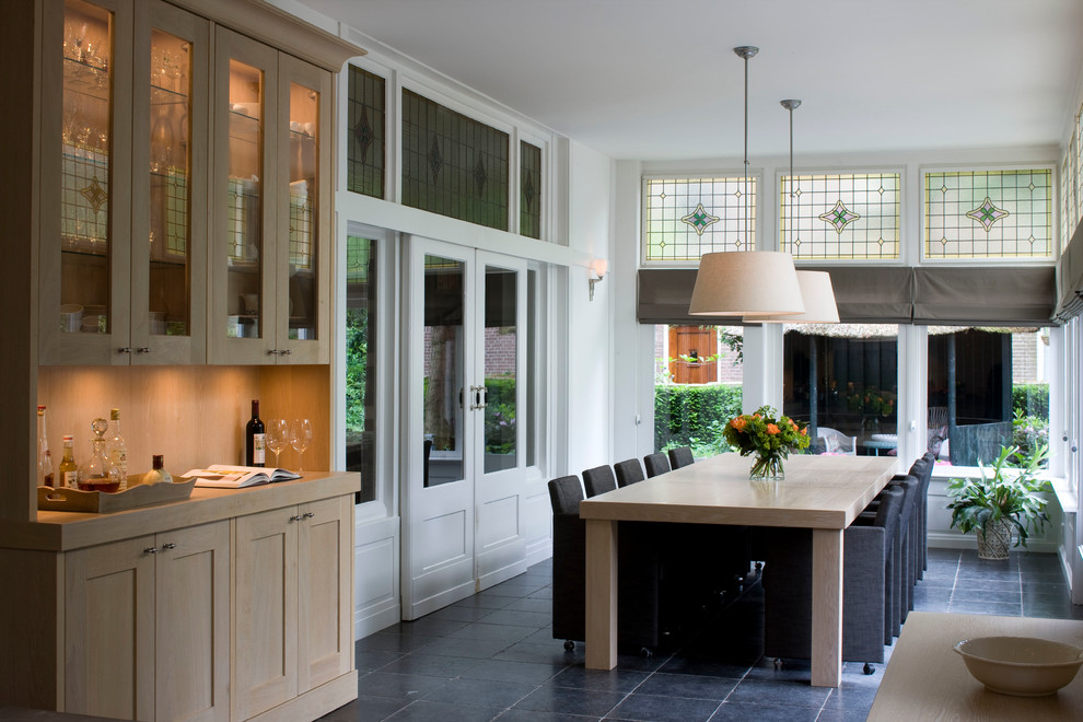Источник вдохновения для домашнего уюта: кухня в современном стиле с стеклянными фасадами