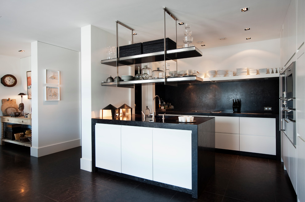 Moderne Küche in L-Form mit flächenbündigen Schrankfronten und Küchenrückwand in Schwarz in New York