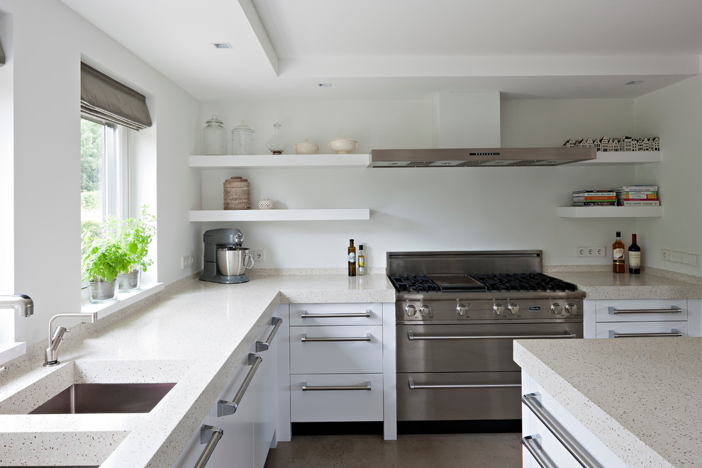 Idéer för att renovera ett funkis l-kök, med en undermonterad diskho, släta luckor, vita skåp och rostfria vitvaror