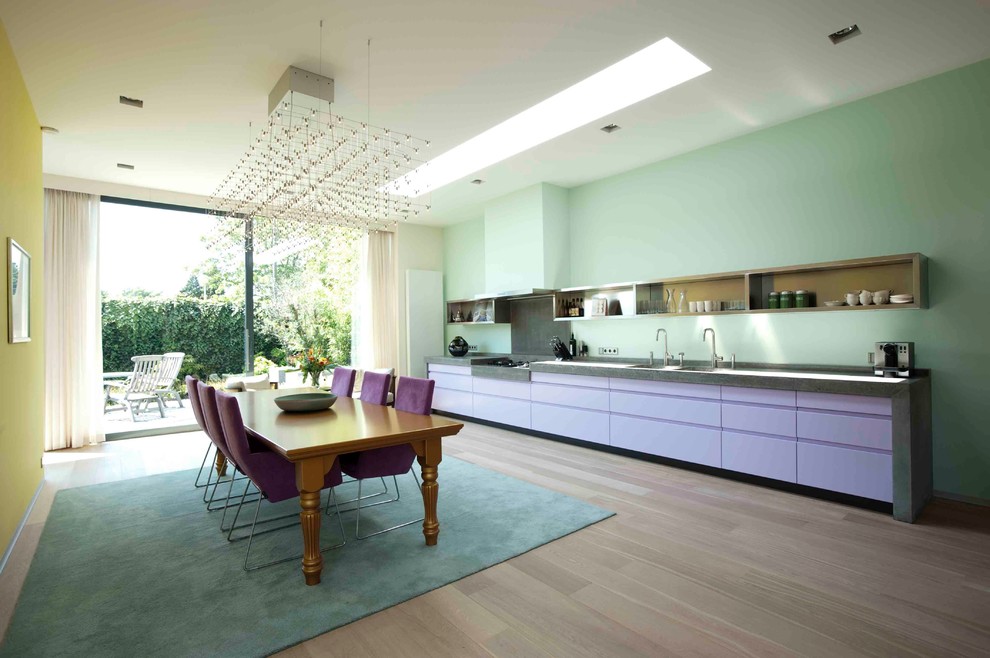 Свежая идея для дизайна: прямая кухня в современном стиле с обеденным столом и плоскими фасадами - отличное фото интерьера