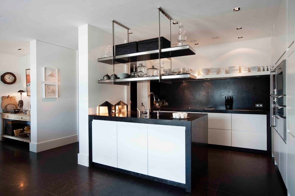 Foto på ett mellanstort funkis kök, med en undermonterad diskho, släta luckor, vita skåp, bänkskiva i koppar, svart stänkskydd, rostfria vitvaror och en halv köksö