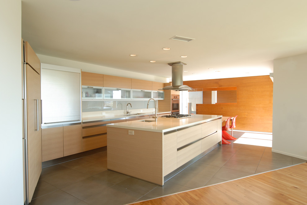 Moderne Küche mit Elektrogeräten mit Frontblende und Mauersteinen in Los Angeles