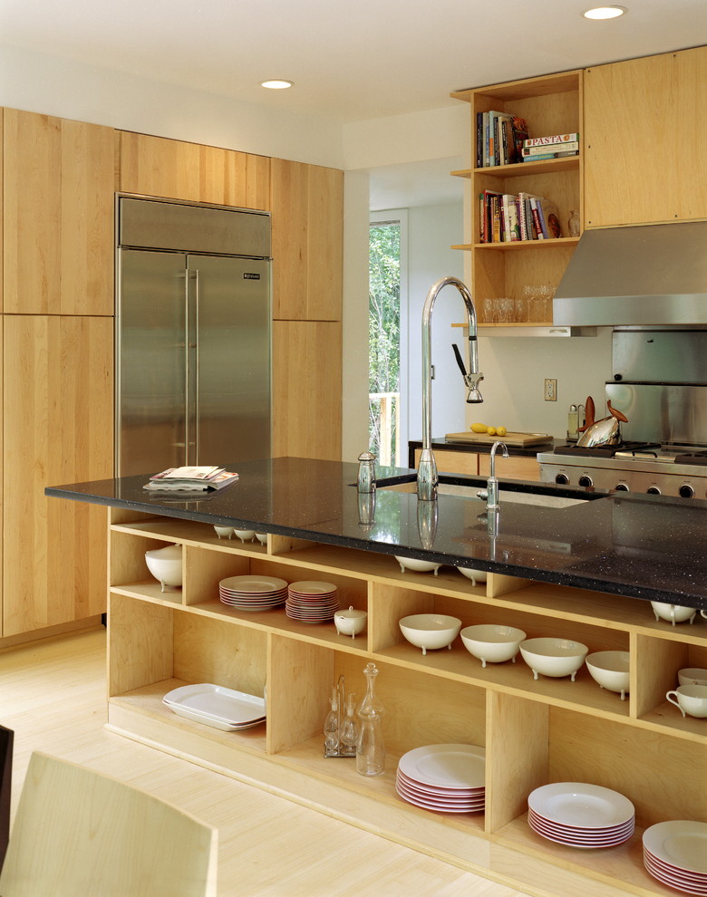 Источник вдохновения для домашнего уюта: кухня в стиле модернизм с техникой из нержавеющей стали, одинарной мойкой, открытыми фасадами и светлыми деревянными фасадами