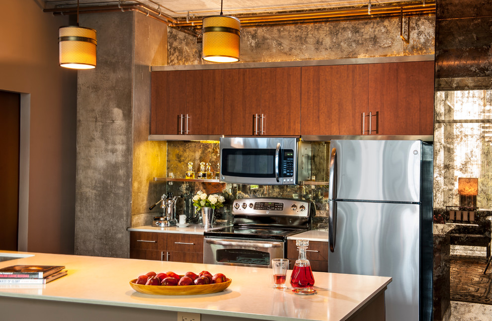 Exempel på ett mellanstort modernt kök, med en undermonterad diskho, släta luckor, skåp i mellenmörkt trä, bänkskiva i kvarts, stänkskydd med metallisk yta, spegel som stänkskydd, rostfria vitvaror, mörkt trägolv och en köksö