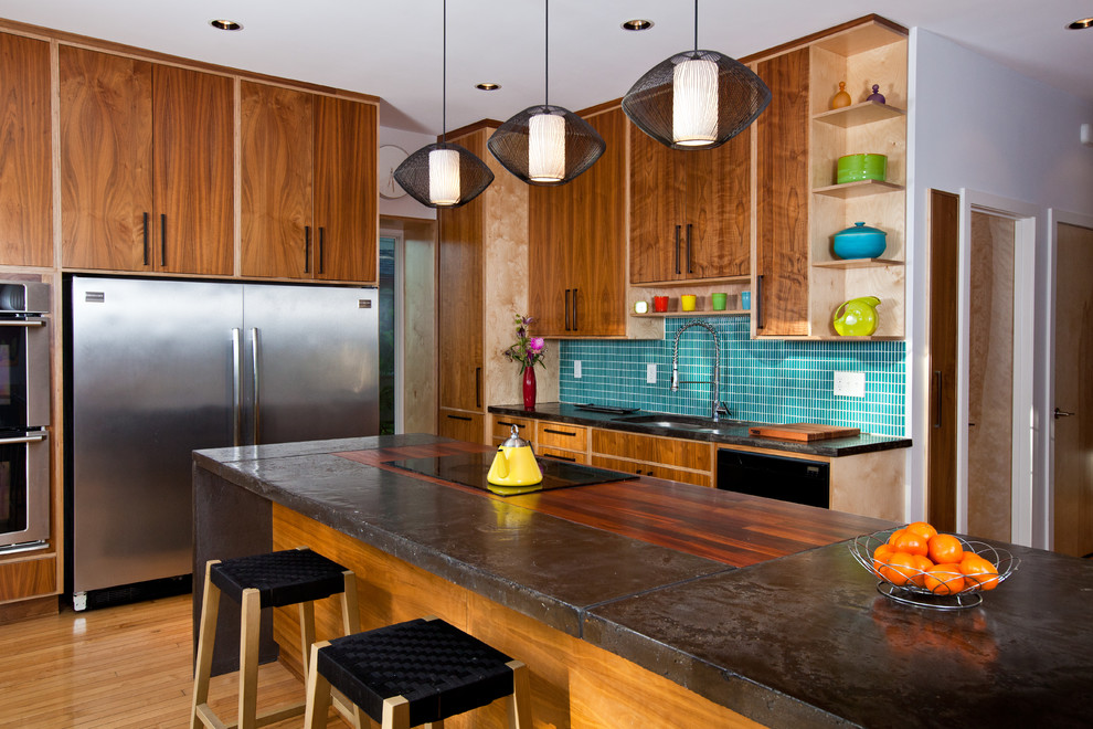 Immagine di un cucina con isola centrale design con lavello sottopiano, ante lisce, ante in legno scuro, paraspruzzi blu, elettrodomestici in acciaio inossidabile e parquet chiaro