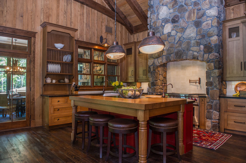 Foto di una grande cucina stile rurale con lavello sottopiano, ante in stile shaker, ante in legno scuro, top in granito, paraspruzzi beige, elettrodomestici in acciaio inossidabile e pavimento in legno massello medio